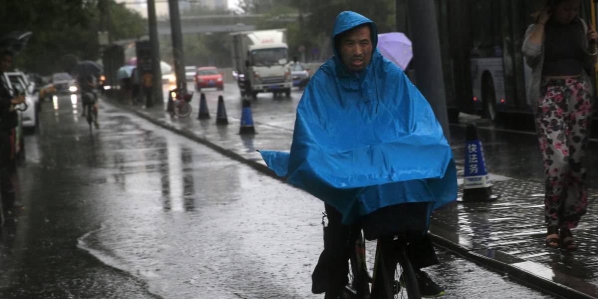 China enfrenta intensas lluvias y calores extremos