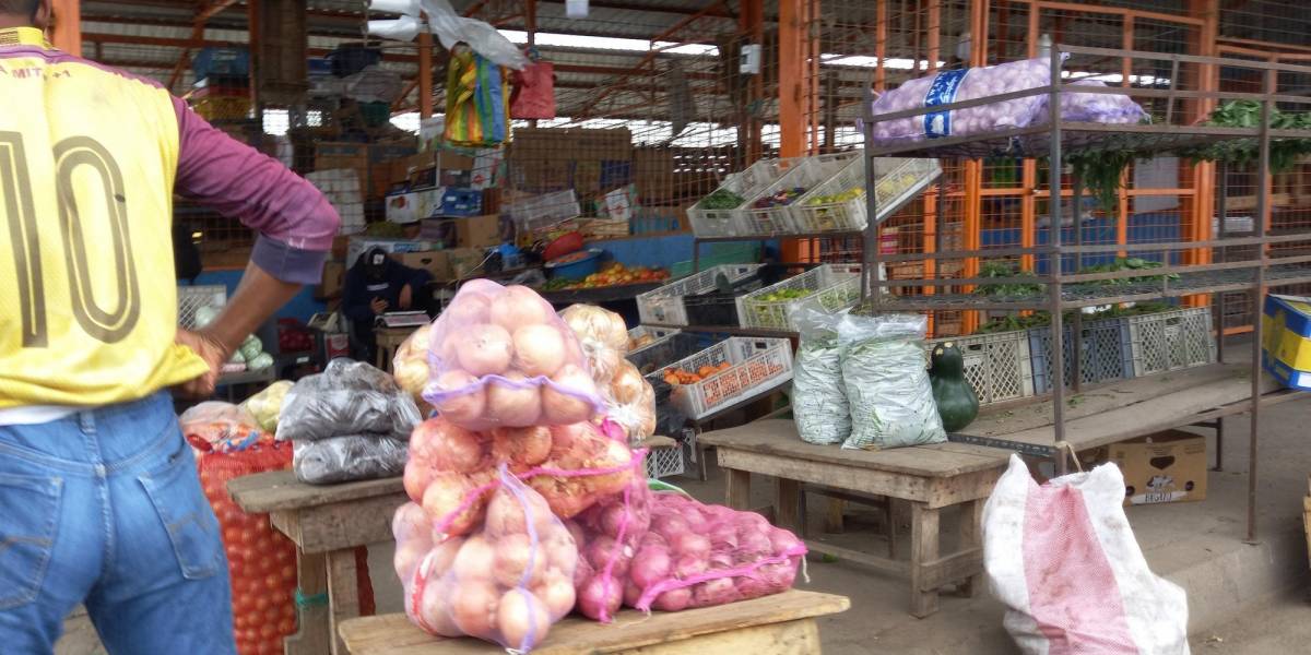 Comerciantes de Guayaquil denuncian alza hasta del 50 % en los precios de la yuca, el limón y el verde