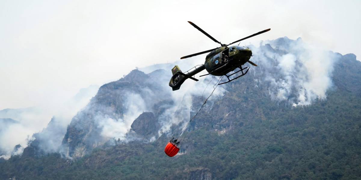 Ocho helicópteros combaten los incendios forestales en Azuay y Loja