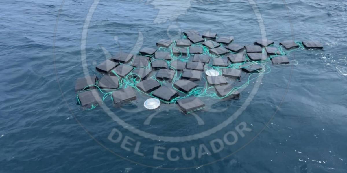 La Armada encontró 45 bultos de droga flotando en el mar cerca de Manta