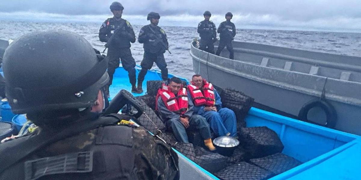 Dos ecuatorianos fueron detenidos tras navegar en una embarcación que transportaba droga en aguas internacionales