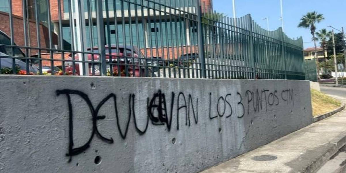 Hinchas protestan y piden a la FEF que le devuelva los tres puntos a Emelec