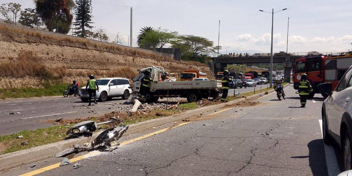 Un camión pequeño destruyó un poste de luz en la Ruta Viva