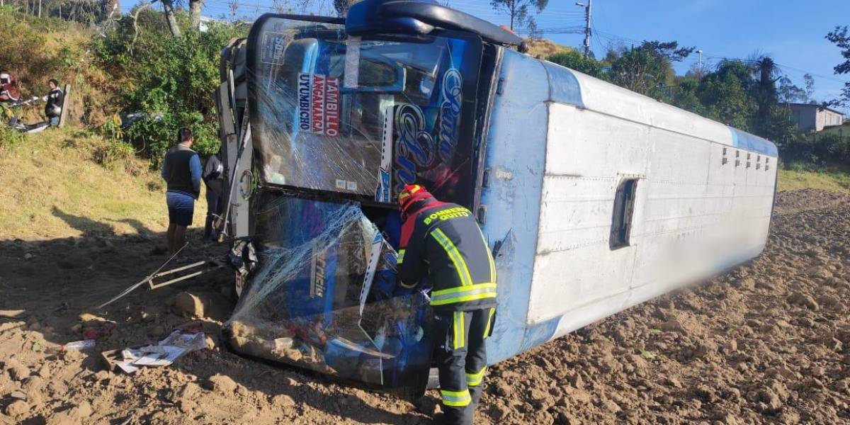 14 estudiantes y dos adultos afectados tras volcamiento de bus en Uyumbicho, al suroriente de Quito