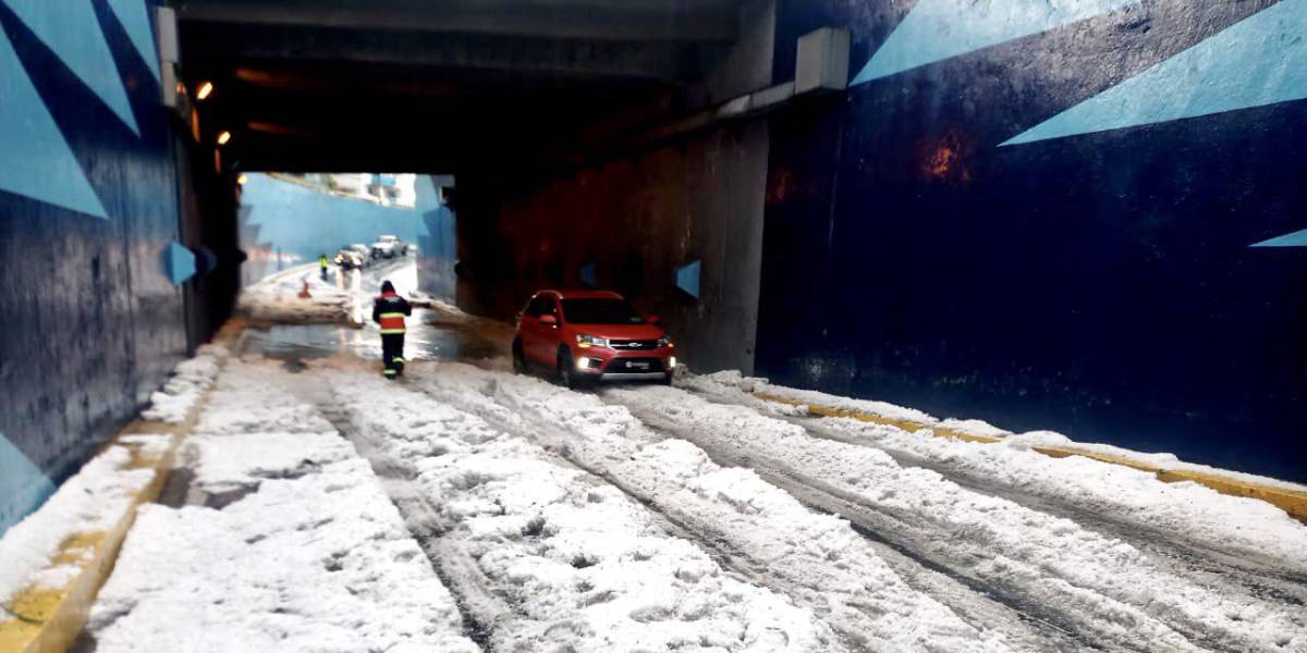 Lluvia y granizo en Quito dejan calles inundadas y estructuras colapsadas