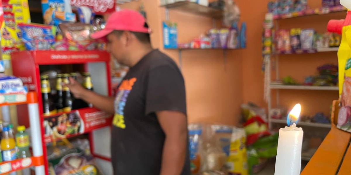 Los apagones e inseguridad agudizan la crisis en las tiendas de los barrios del Ecuador