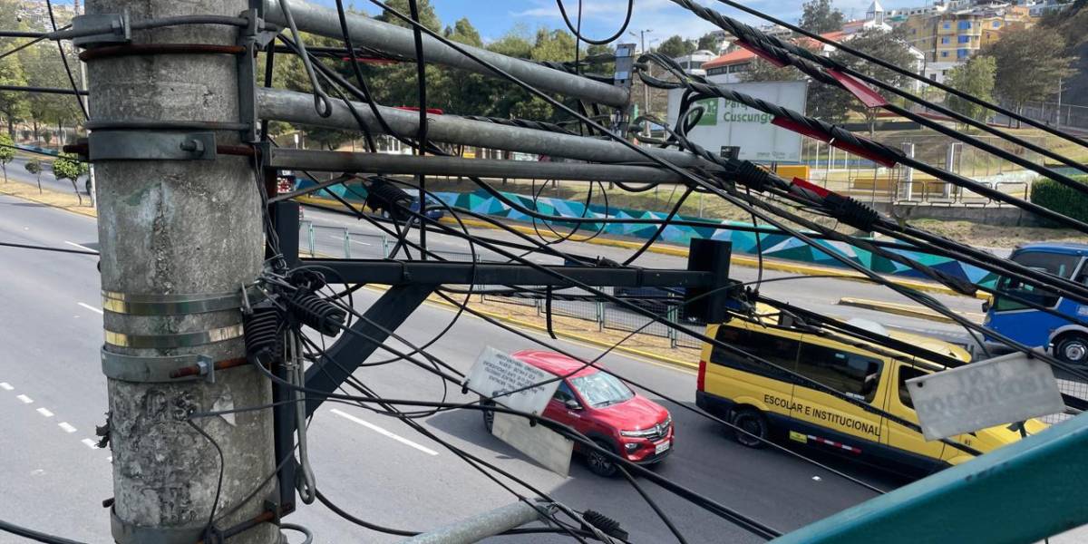 Más de un millón de cables en los postes afean a Quito; el problema se vuelve inmanejable