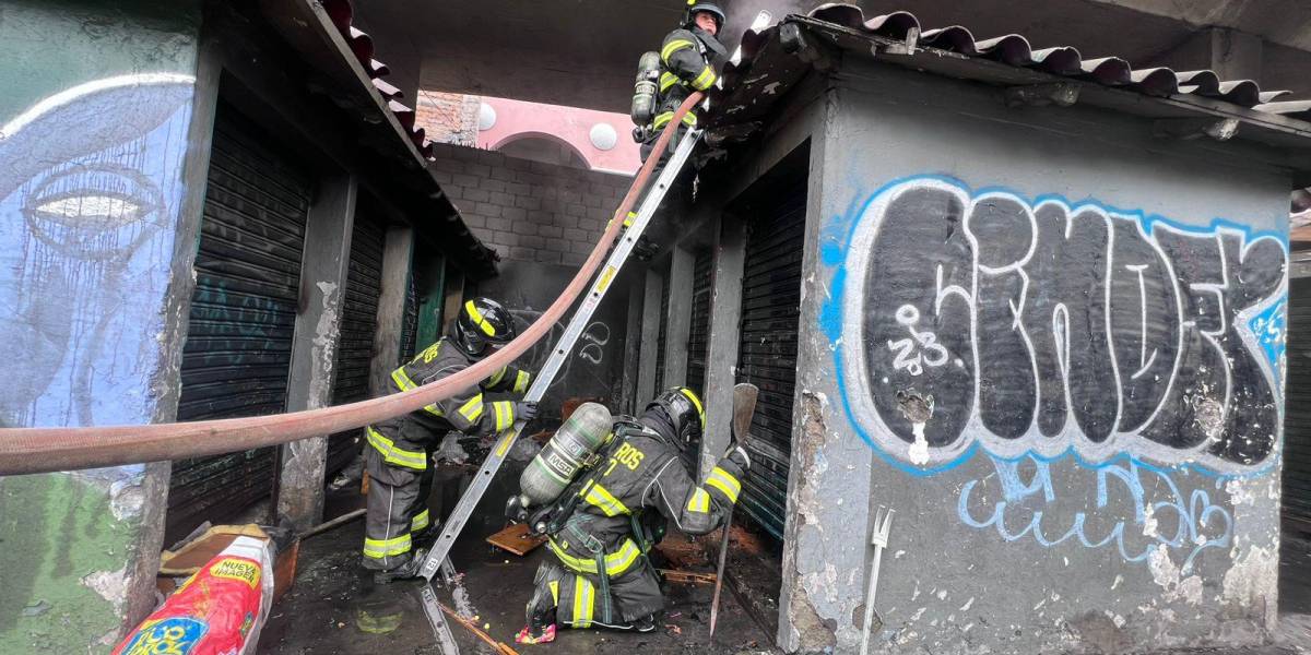 Quito | Un incendio se produjo en una de las casetas abandonadas de La Marín