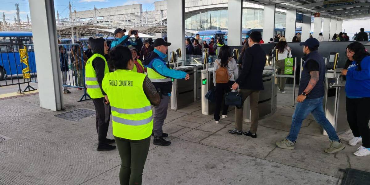 Quito | 60 infractores harán trabajo comunitario en estaciones de buses para pagar sus multas con el Municipio