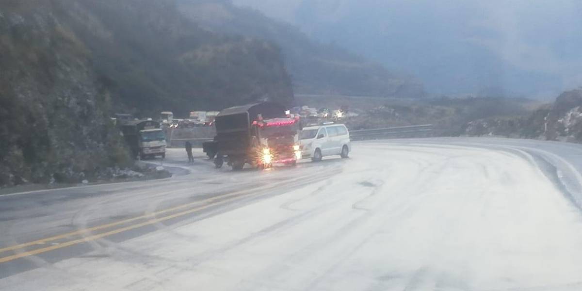 Carretera Pifo - Papallacta, cerrada por nieve