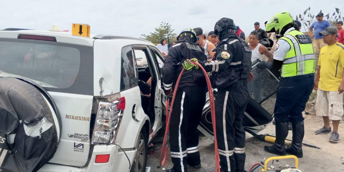 Tres fallecidos y seis heridos tras choque de dos carros en vía perimetral de Santa Elena