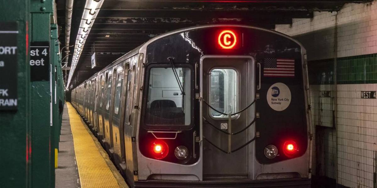 Un hombre se salva de morir después de ser lanzado a las vías del metro de Nueva York