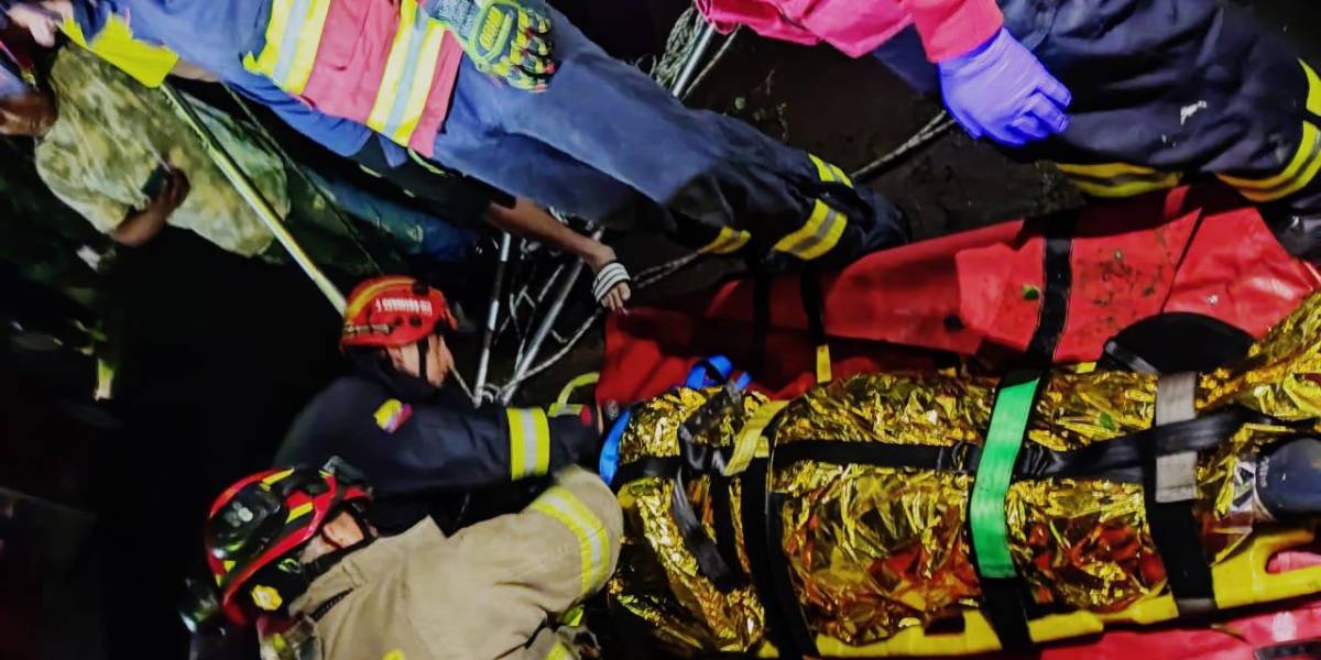 Quito: una persona en estado etílico fue rescatada luego de caer por una quebrada
