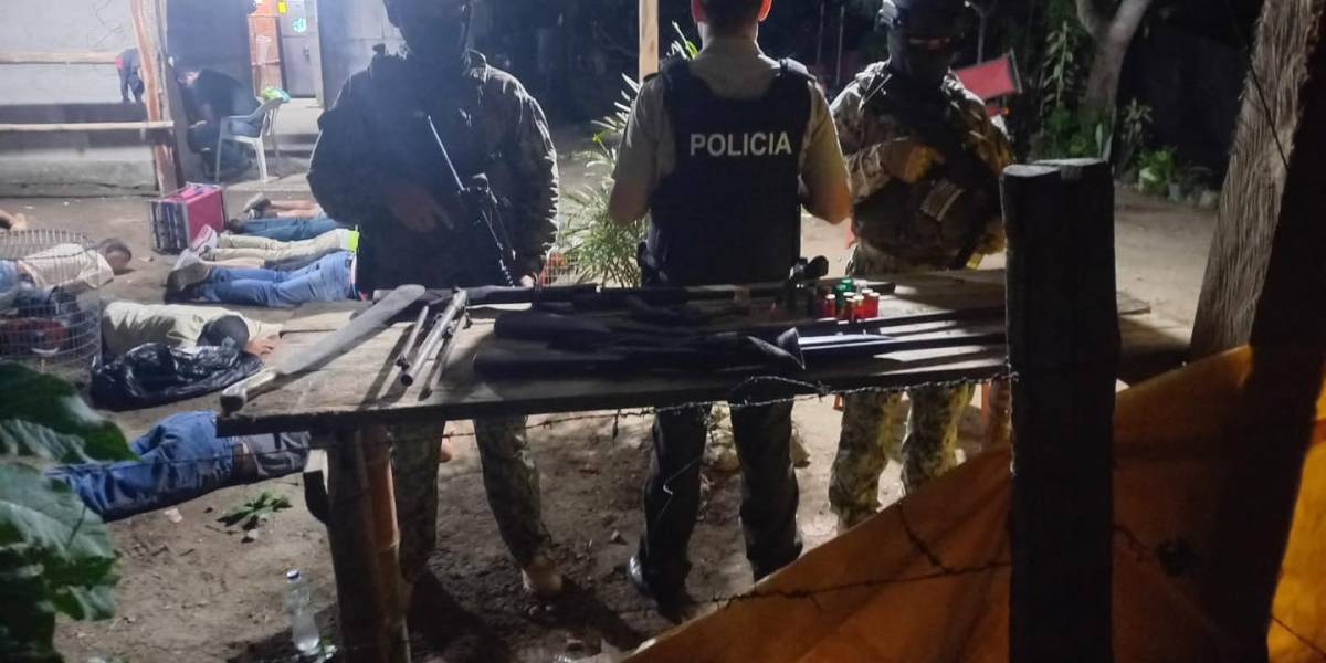 Militares y policías hallan armas en una gallera clandestina de Jama, Manabí