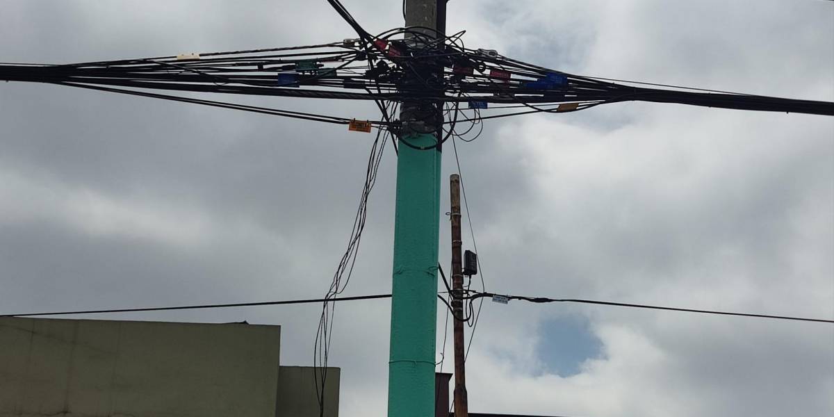 La modernidad de Guayaquil contrasta con enjambres de cables en el cielo