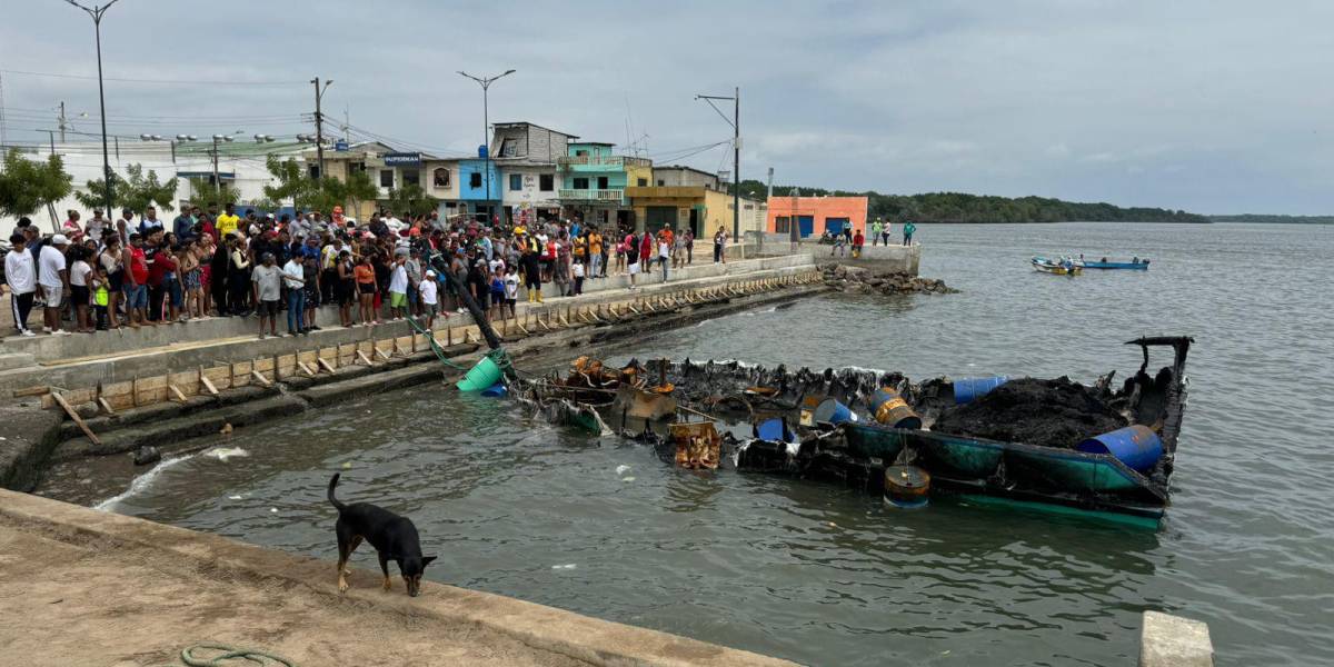 El barco incendiado con 15 tripulantes en El Oro fue remolcado en Puerto Bolívar