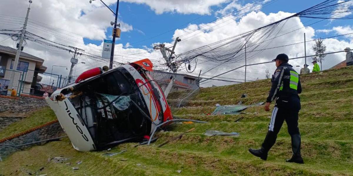 Cuenca: Un bus se volcó en las gradas de una cancha deportiva en Totoracocha