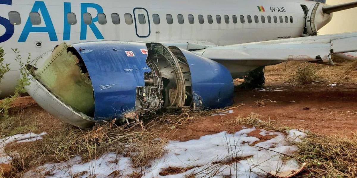 En Senegal, un Boeing 737 se sale de la pista y se incendia