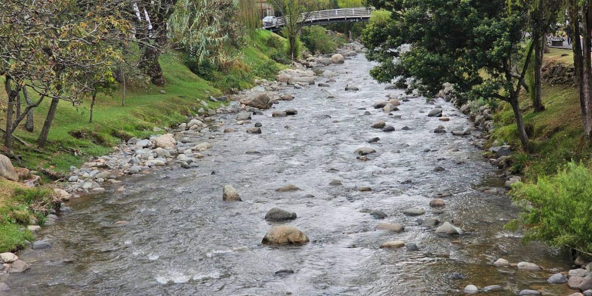 El río Tomebamba baja su caudal pese a las ligeras lloviznas en Cuenca