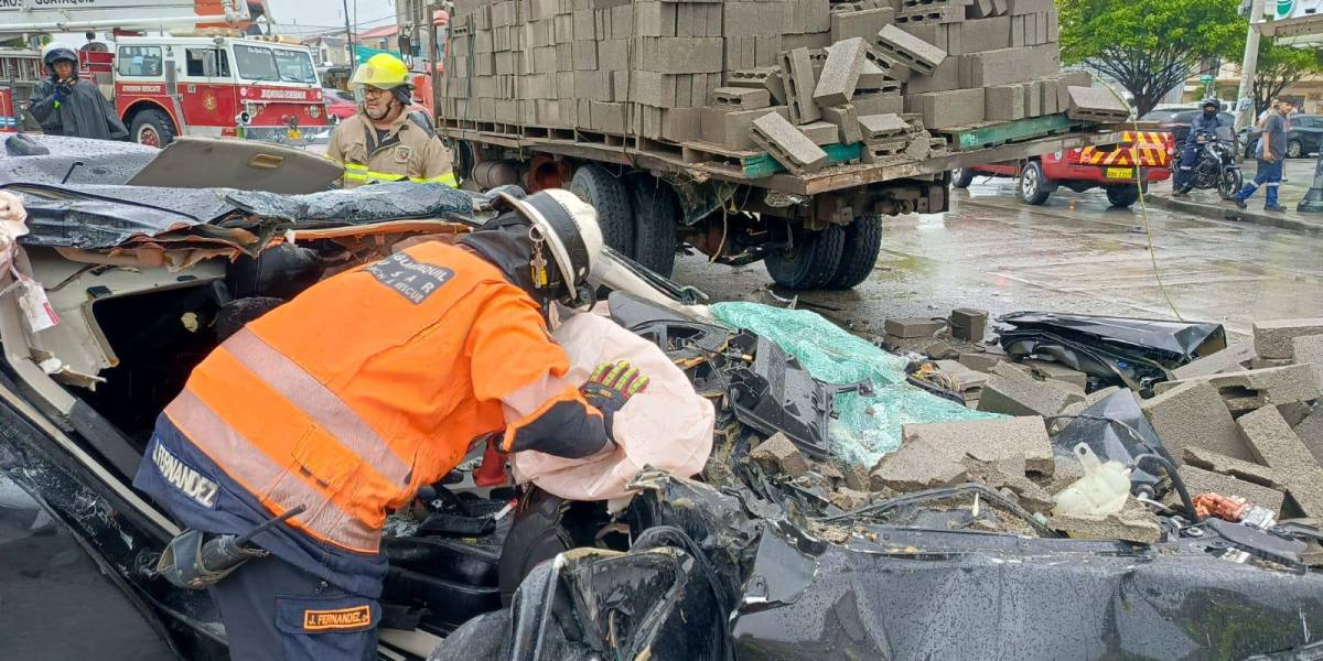 Guayaquil | Un muerto y un herido de gravedad deja un choque en la avenida Isidro Ayora