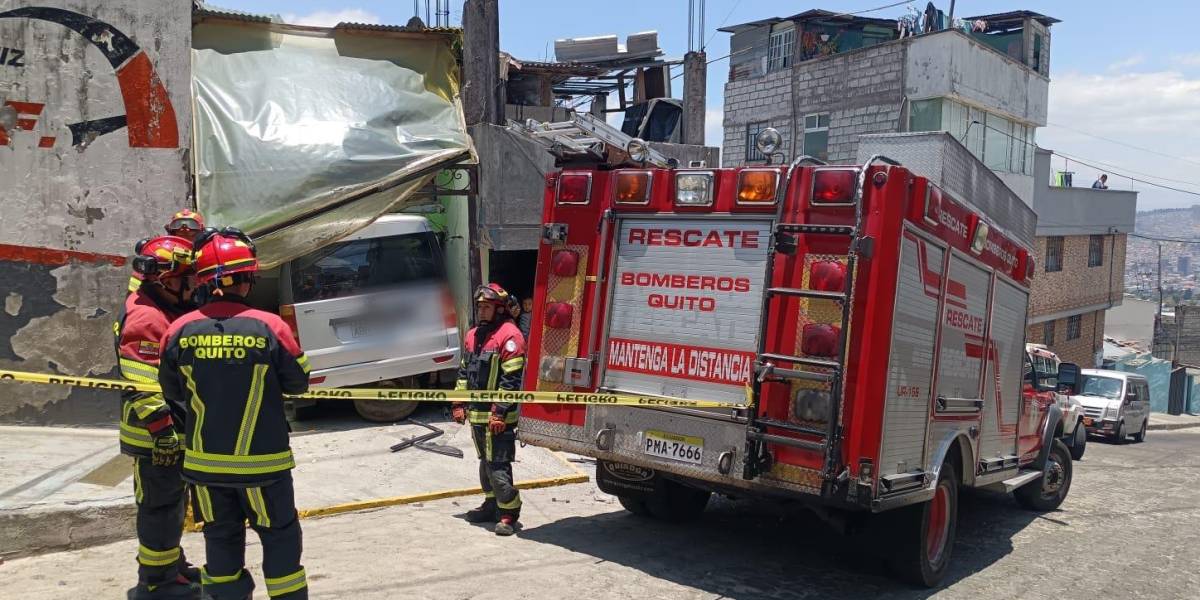 Quito | Un carro se estrelló contra una casa y dejó una persona herida