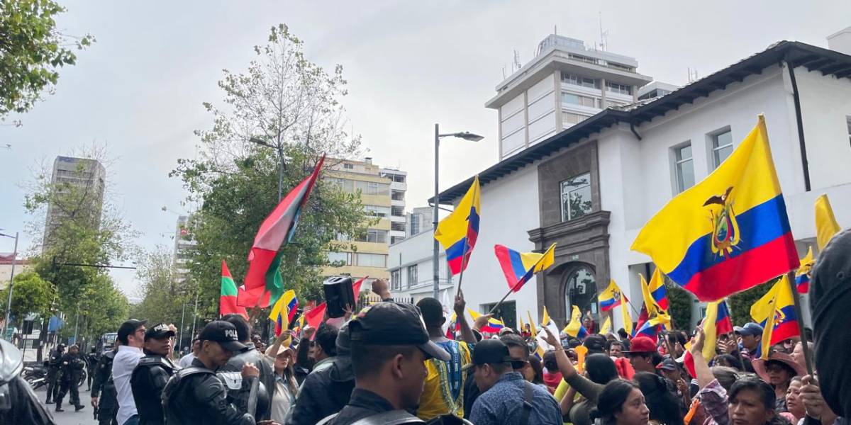 Un plantón a favor de Jan Topic se concentra en los exteriores del TCE