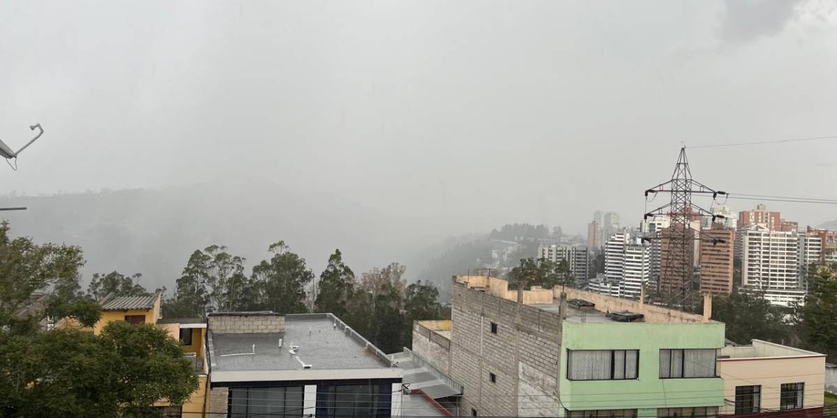 Las fuertes lluvias provocaron inundaciones en cinco sectores de Quito, este 30 de octubre