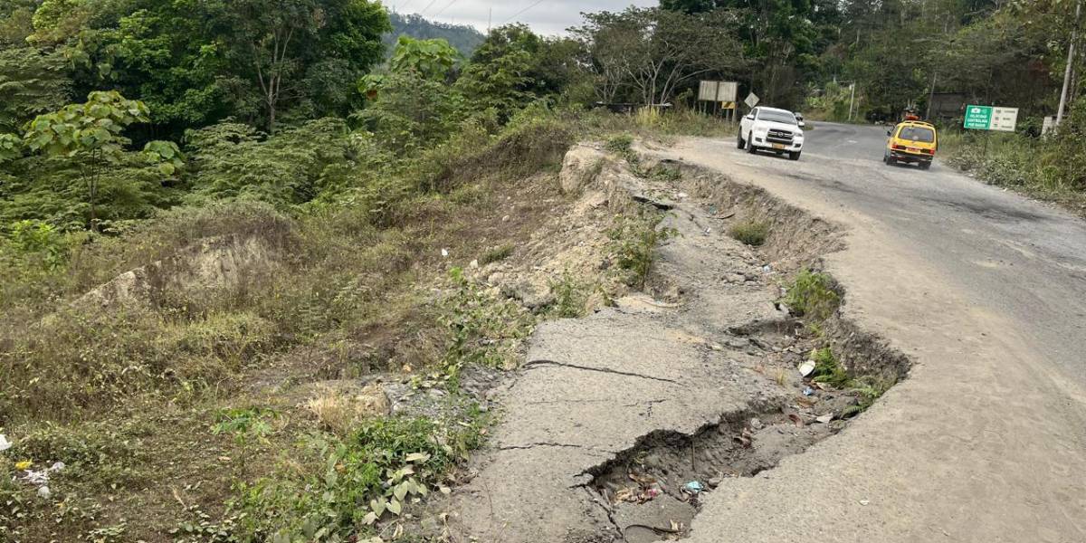 Esmeraldas: la carretera E20 tiene cientos de baches y daños graves en al menos cinco tramos