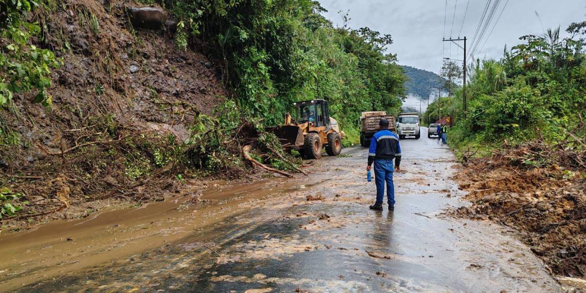 El paso por la vía Puyo-Baños está parcialmente habilitado tras un deslizamiento de tierra