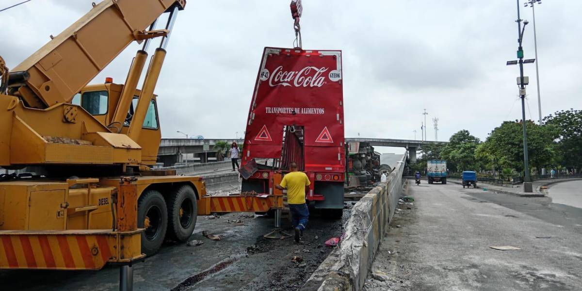 Un tráiler volcado en el sur de Guayaquil fue retirado de la vía luego de 18 horas