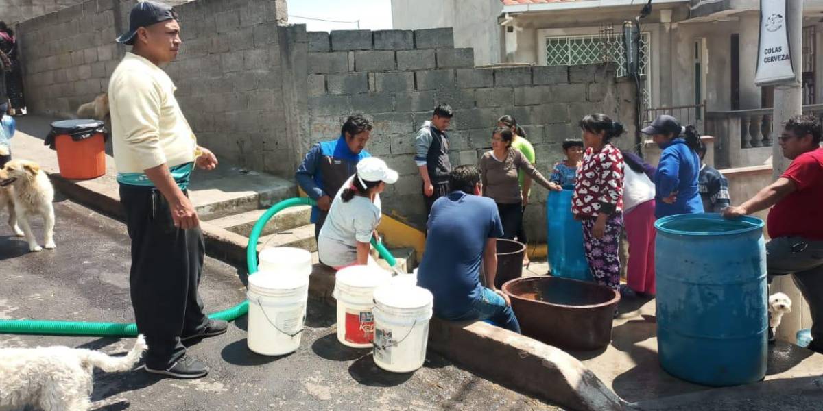 Los cortes de agua se mantienen en barrios de Quito por la falta de lluvia y los apagones