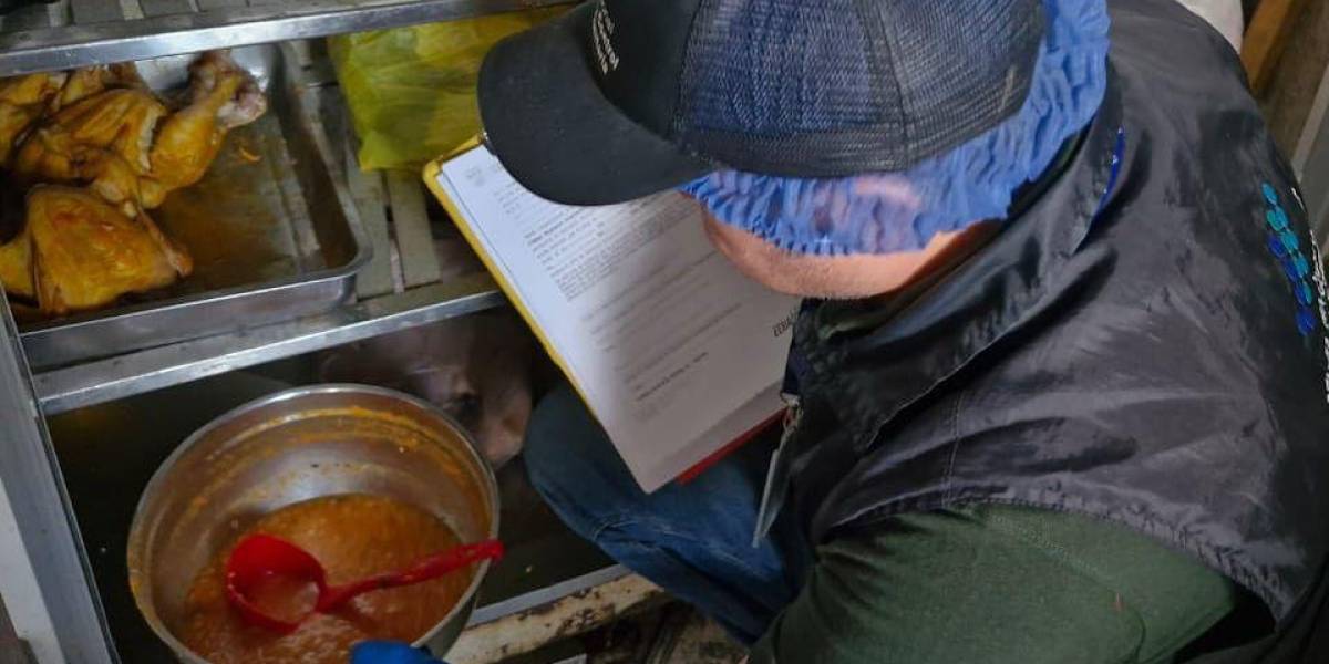 Un restaurante que mezclaba las carnes con trapos sucios y jabón de ropa fue clausurado en Cayambe