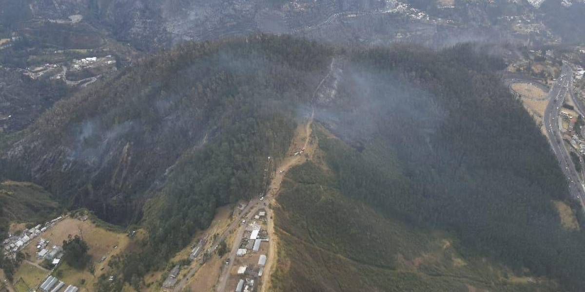 Quito | Los bomberos logran controlar el incendio que se reactivó en El Auqui