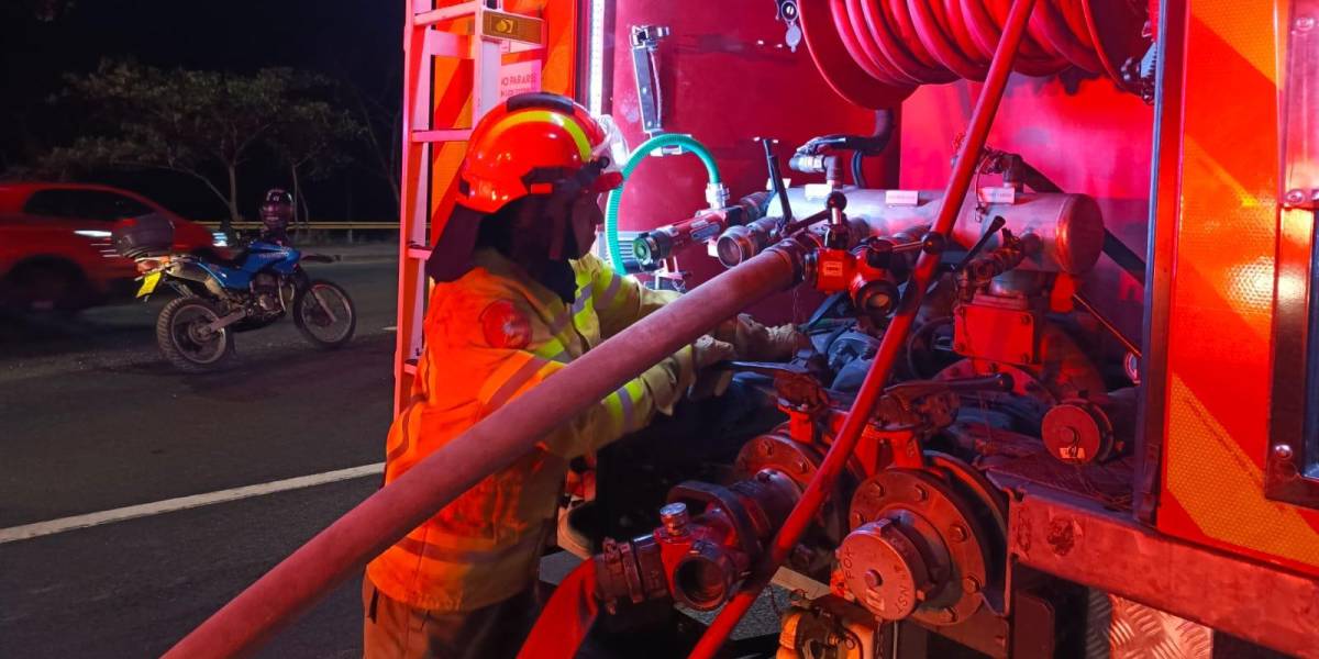 Decenas de bomberos se movilizan por un incendio forestal en la Avenida del Bombero, en Guayaquil