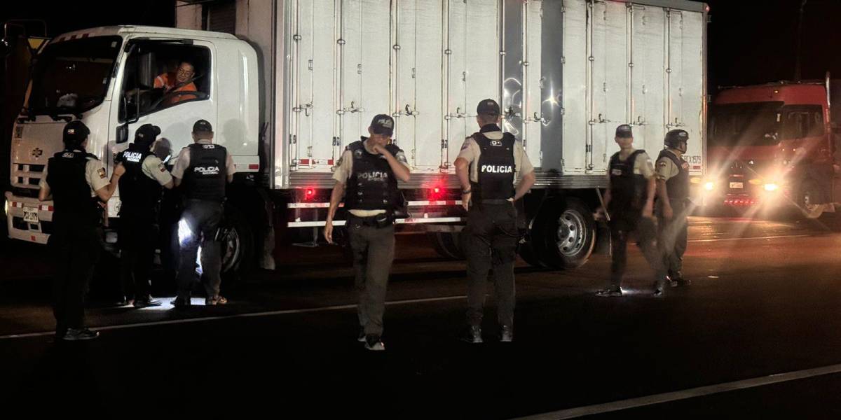 La Policía Nacional ejerce controles viales en la provincia del Guayas, tras reuniones con gremios transportistas