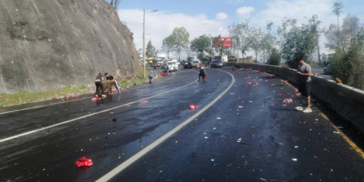 Tráfico en la avenida Simón Bolívar por el percance de un camión que transportaba bebidas gasesosas