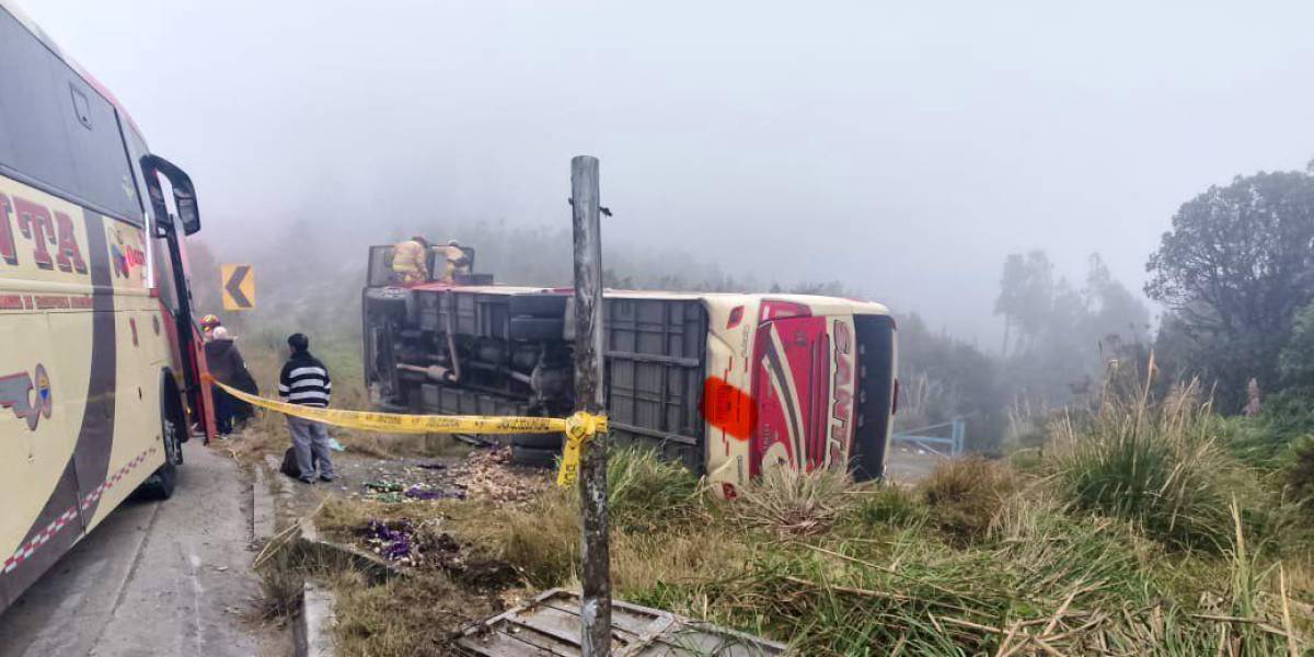 Un bus se volcó en la entrada de Jima, en la vía Cuenca-Loja