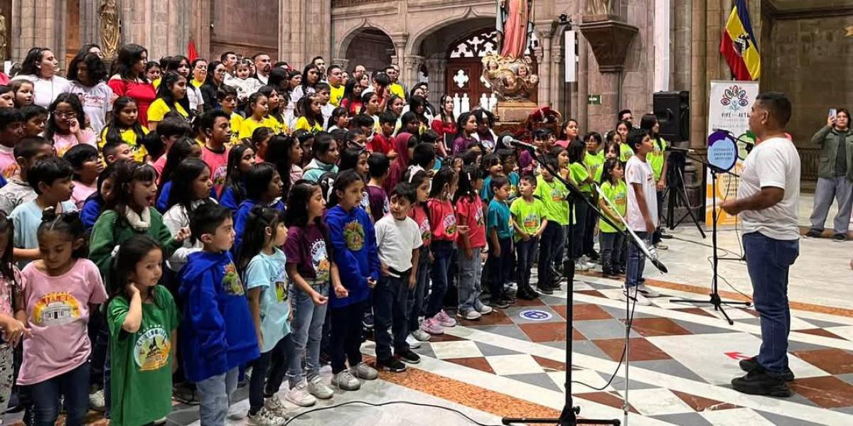 Quito: 200 niños de 12 barrios se unen para cantarle a la Navidad