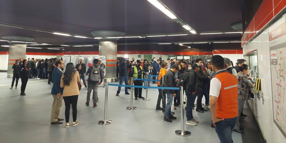Metro de Quito: la falta de boleterías provocó los inconvenientes