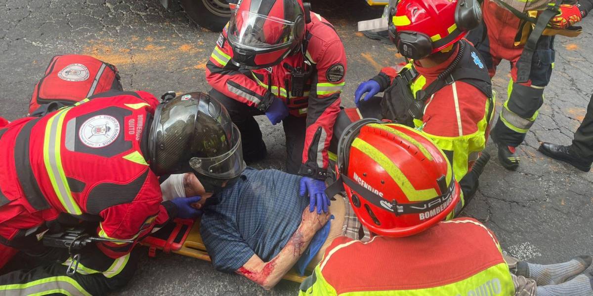 Un hombre adulto mayor cayó desde el techo de una casa en el Centro Histórico de Quito