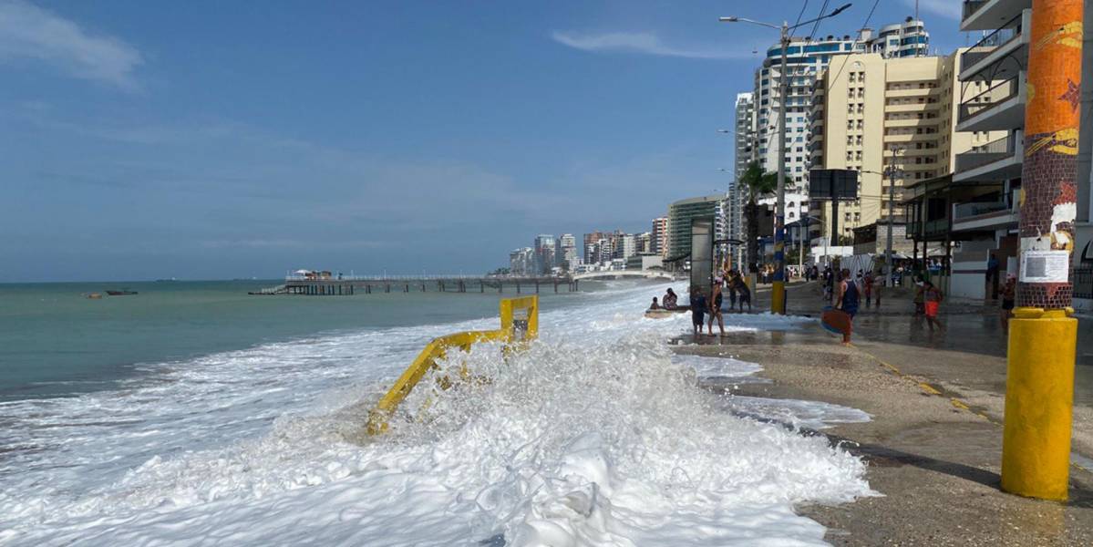 Un oleaje fuerte afecta la costa continental ecuatoriana