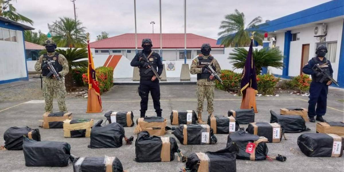 La Armada detuvo a siete personas con droga y combustible en las costas de Esmeraldas y Manabí