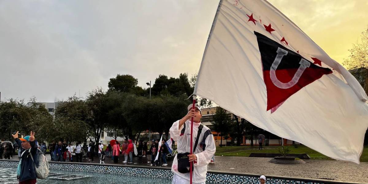 Liga de Quito, bicampeón: la caravana avanza hacia la Universidad Central en medio de la euforia de los hinchas