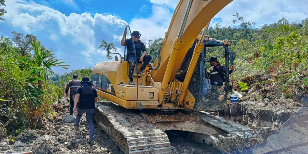 El Ministerio de Ambiente retuvo maquinaria con la que se abrió una vía ilegal en reserva protegida de Morona Santiago