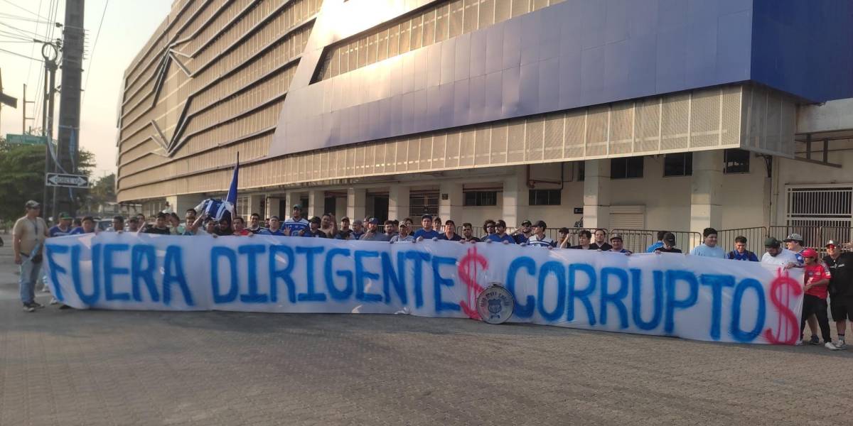 Hinchas protestan contra la dirigencia de Emelec en el estadio George Capwell