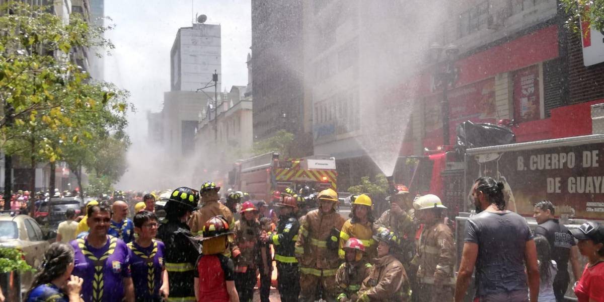 Guayaquileños se divirtieron con chorros de agua de los bomberos