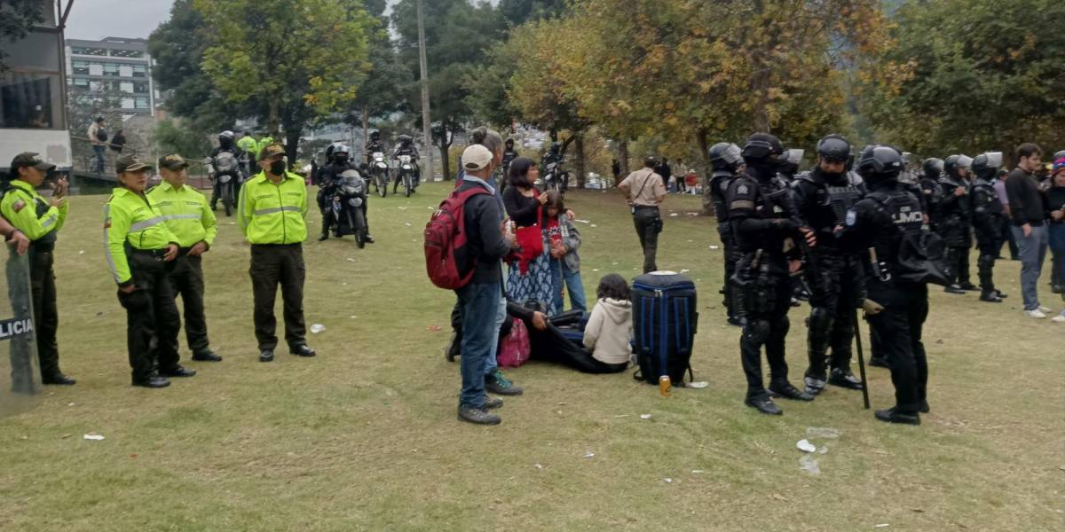 Quito: la Policía retiró a la gente que participó en el Inti Raymi de las Universidades y Diversidades, en el parque El Arbolito