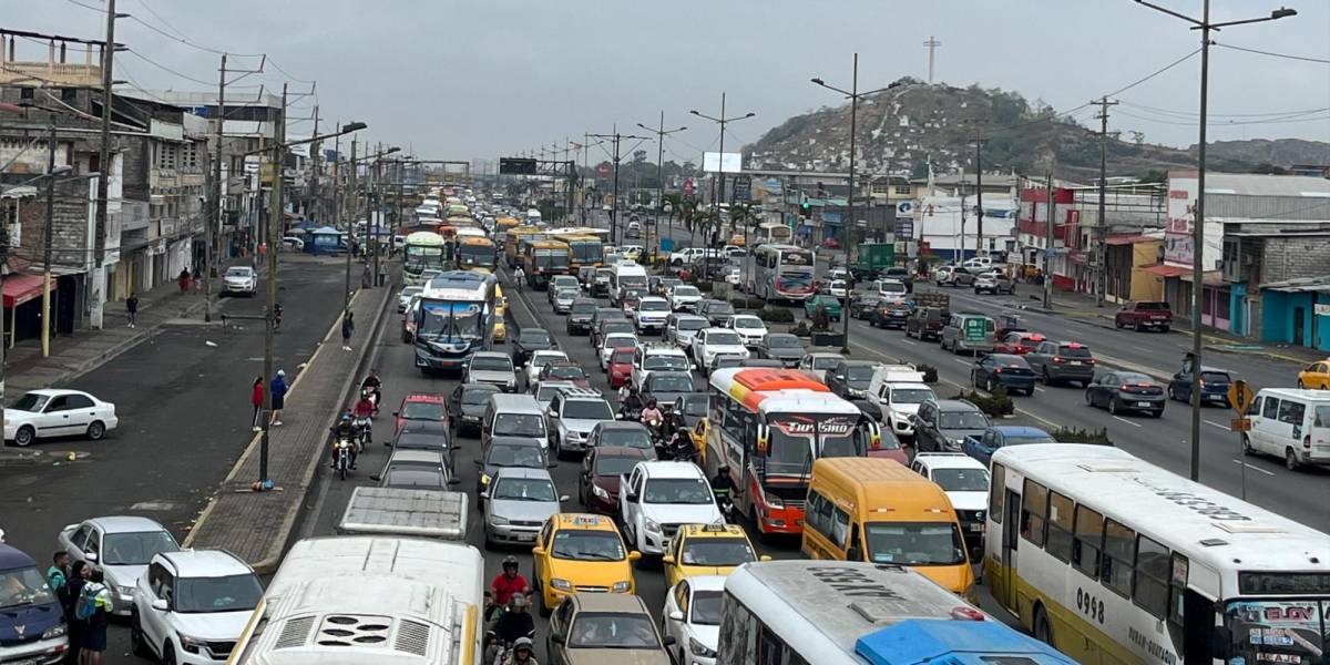 Segundo fin de semana consecutivo de intensa congestión en el Puente de la Unidad Nacional