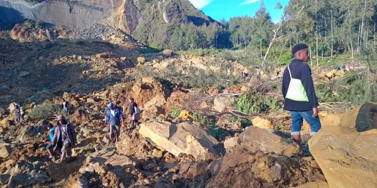 Derrumbe en Papúa Nueva Guinea espera más de 2 000 de personas enterradas