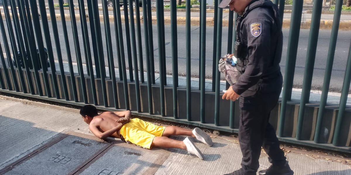 Un sujeto que intentó quemar maleza en el norte de Guayaquil fue detenido por agentes municipales